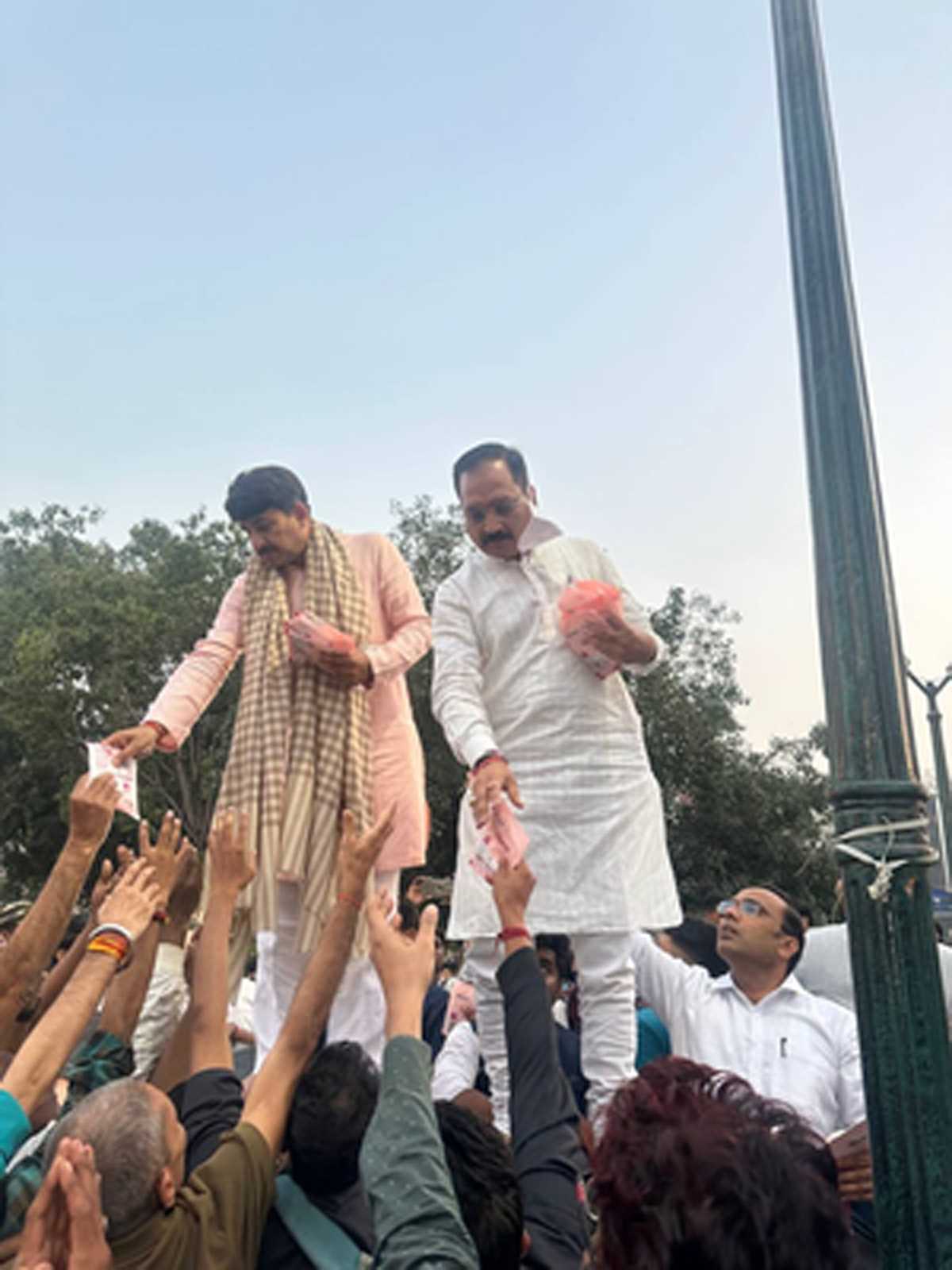 भाजपा नेताओं ने कनॉट प्लेस में लोगों को मास्क बांटकर केजरीवाल सरकार के खिलाफ जताया विरोध